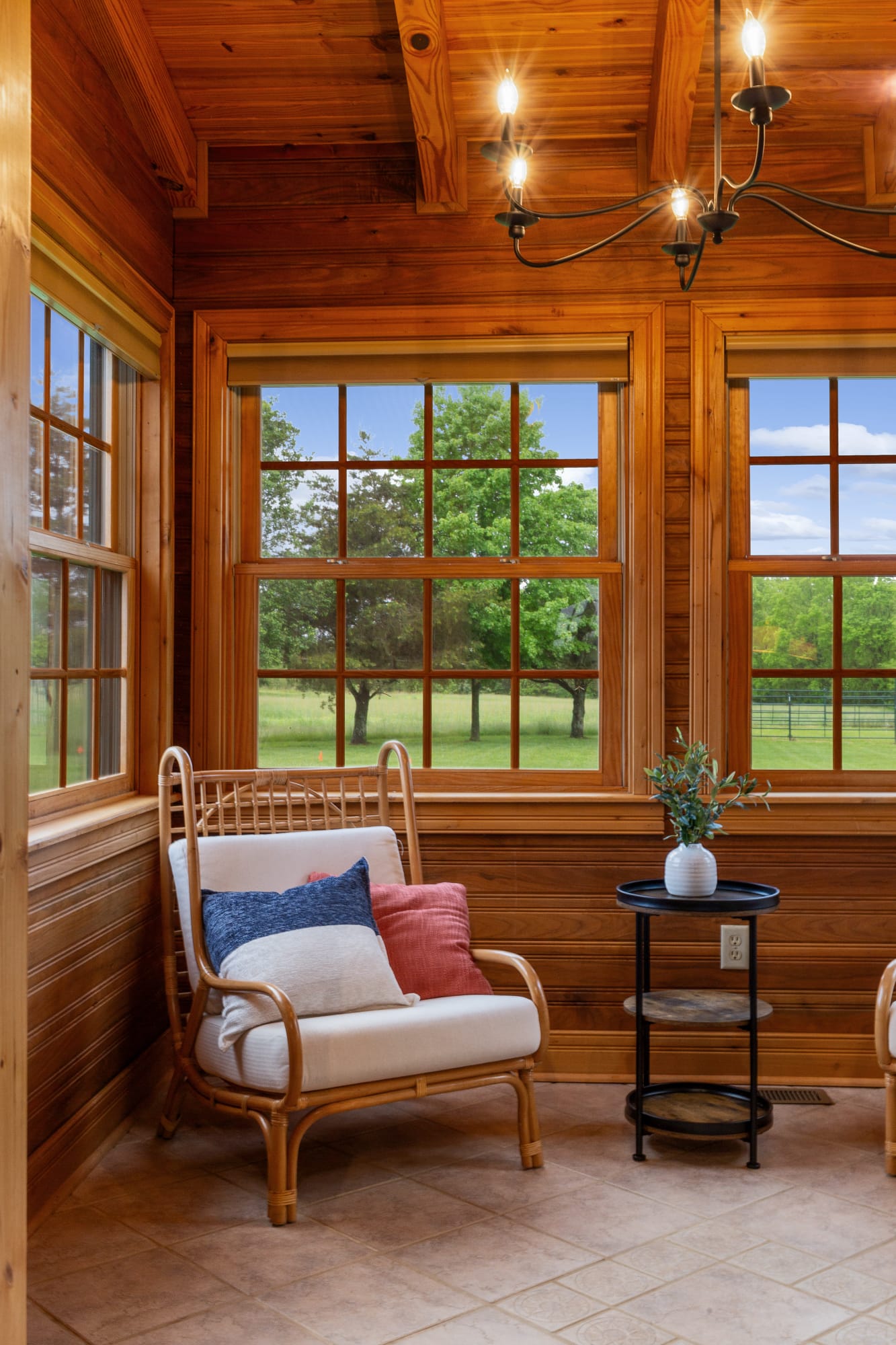 Lodge at Coxs Creek - relax in the sunroom